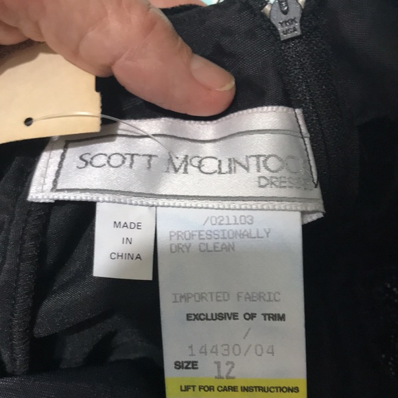 Vintage Victorian brocade and velvet dress with 80s power should… - Picture 9 of 12